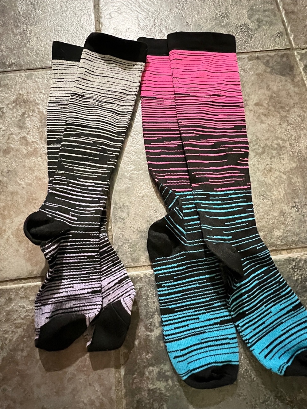 2 pair of women’s compression socks. Fits women’s size 7 to 9.
NEW.